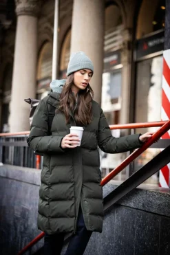 Damenmantel mit fester Kapuze